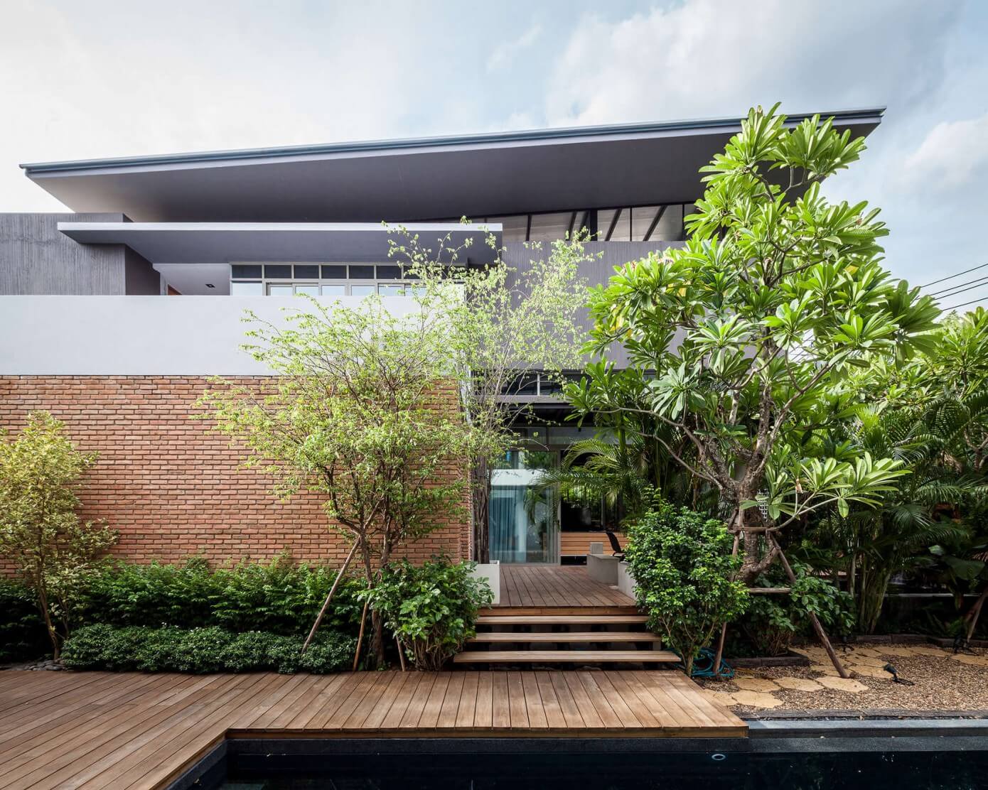 Casa Moderna em Bangkok por Alkhmist Architects