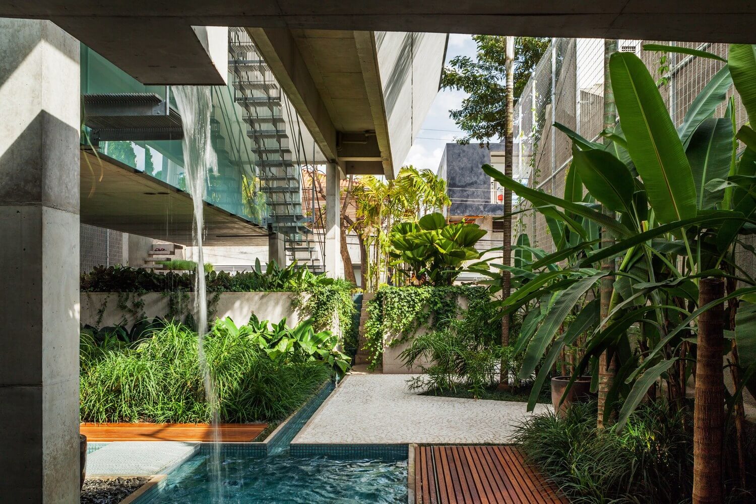 Casa Brutalista | Casa de fim de semana em São Paulo por SPBR Arquitetos