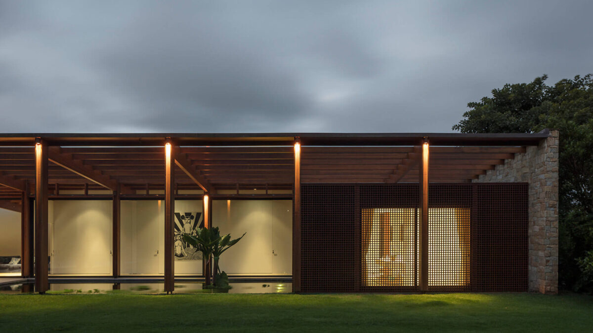 Casa Contemporânea em São Paulo por Jacobsen Arquitetura 001 Fachada pilares de Madeira