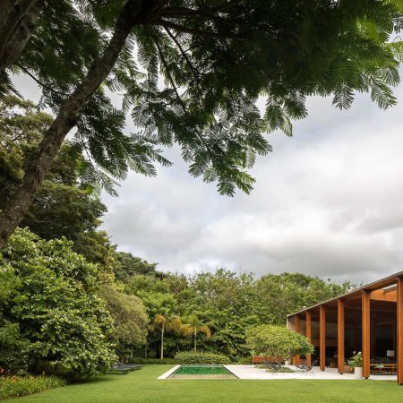 Casa Contemporânea em São Paulo por Jacobsen Arquitetura 002 Fachada pilares de madeira