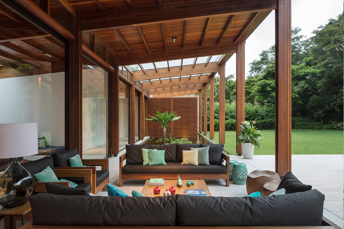 Casa Contemporânea em São Paulo por Jacobsen Arquitetura 005 Varanda com sofa