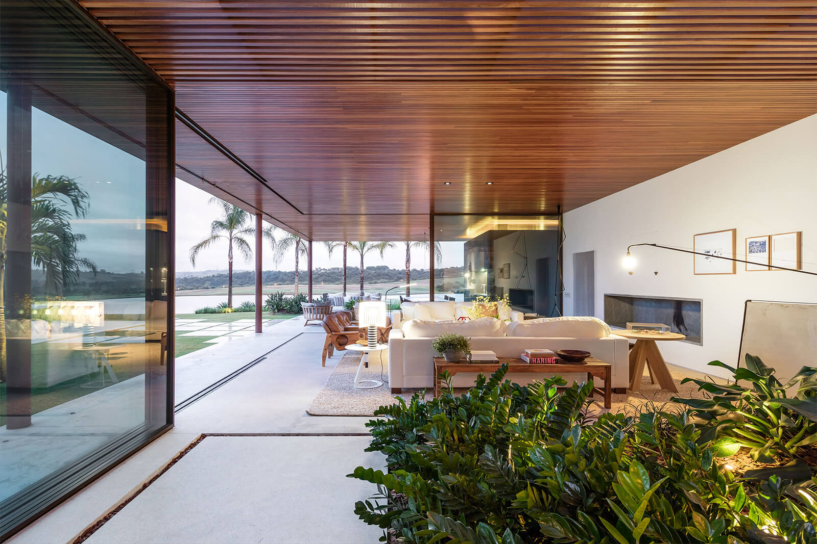 Casa Contemporânea em São Paulo por Jacobsen Arquitetura 012 Sala de Estar e Jardim