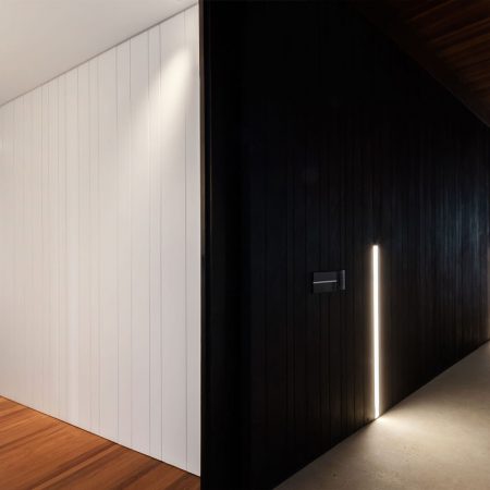 Casa Contemporânea em São Paulo por Jacobsen Arquitetura 014 Corredor parede preta