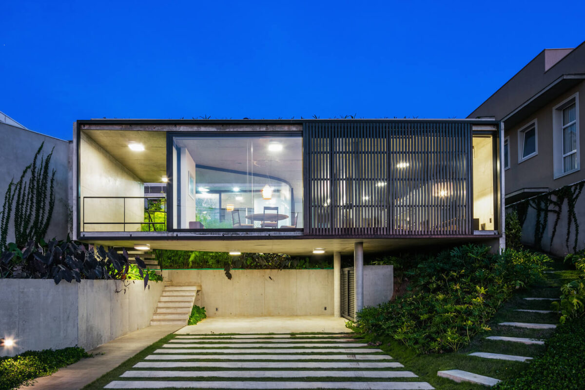 Casa Moderna em São José dos Campos por Obra Arquitetos 001 Fachada Concreto e Vidro
