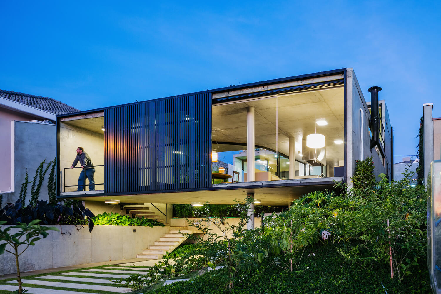 Casa Moderna em São José dos Campos por Obra Arquitetos 002 Fachada Concreto e Vidro