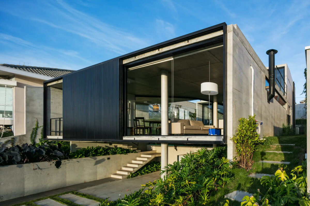 Casa Moderna em São José dos Campos por Obra Arquitetos 003 Fachada Concreto e Vidro