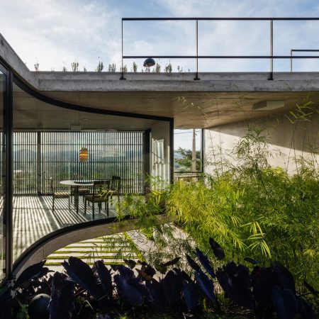 Casa Moderna em São José dos Campos por Obra Arquitetos 005 Concreto e Vidros Curvo