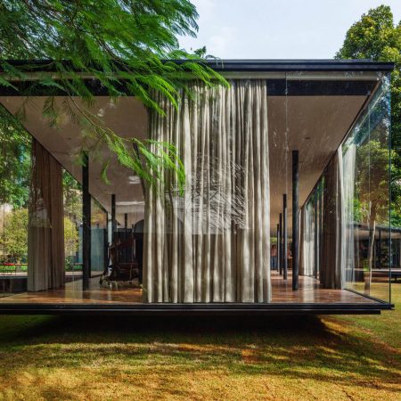 Casa Moderna em São Paulo por Andrade Morettin Arquitetos 003 Fachada de Vidro