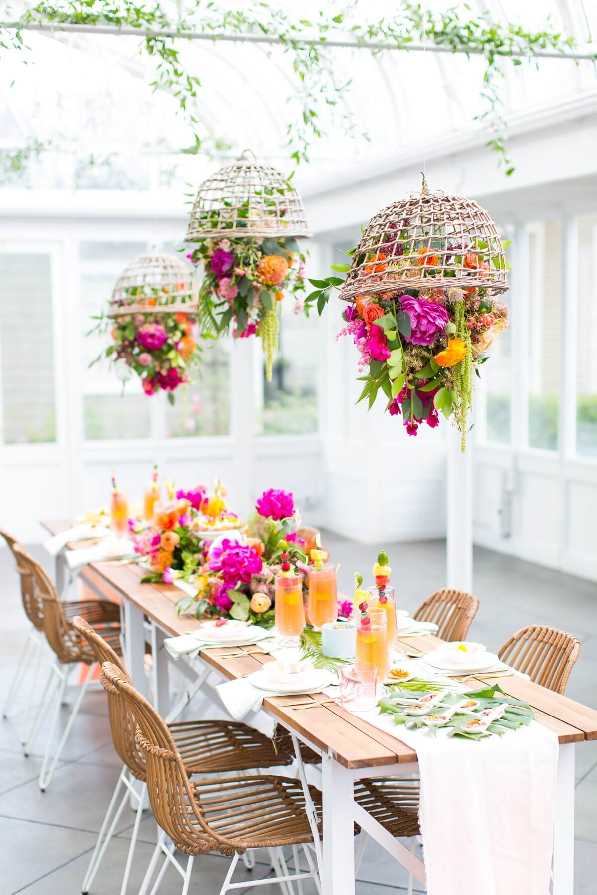 Almoço de verão com mesa tropical e lustre com flores
