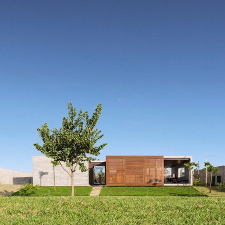 Casa Contemporânea em Brasília por ArqBr 001 ©Joana Franca Fachada Concreto + Madeira + Vidro
