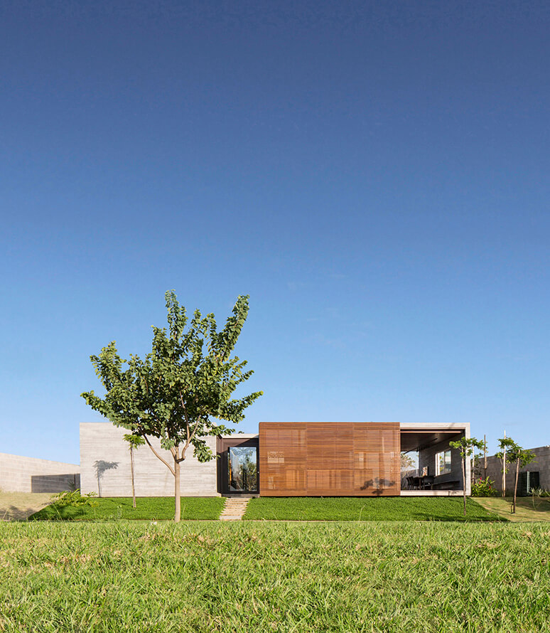 Casa Contemporânea em Brasília por ArqBr 001 ©Joana Franca Fachada Concreto + Madeira + Vidro