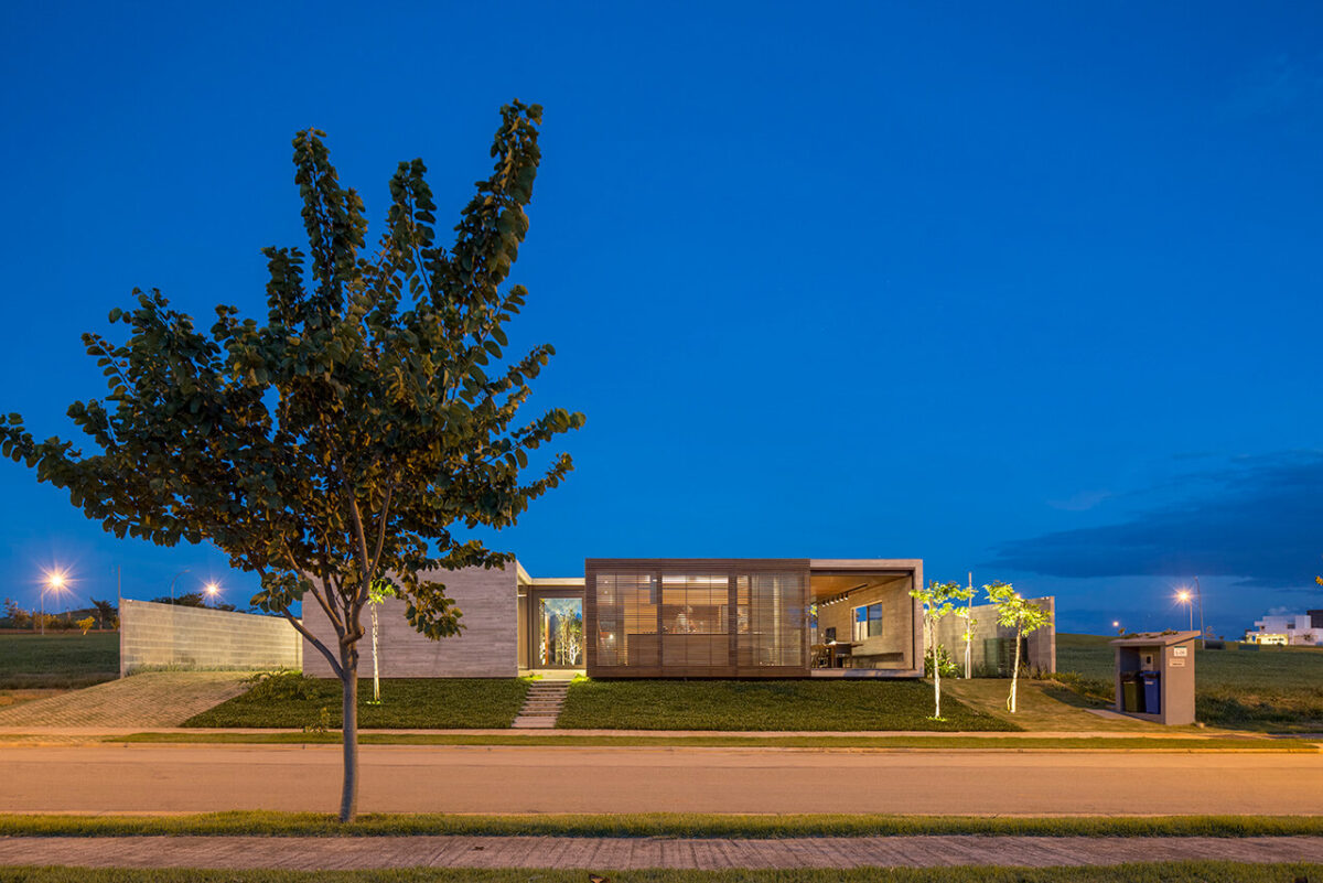 Casa Contemporânea em Brasília por ArqBr 002 ©Joana Franca Fachada Concreto + Madeira + Vidro
