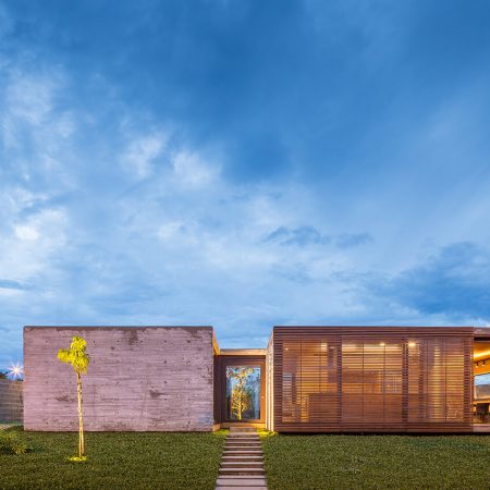 Casa Contemporânea em Brasília por ArqBr 004 ©Haruo Mikami Fachada Concreto + Madeira + Vidro
