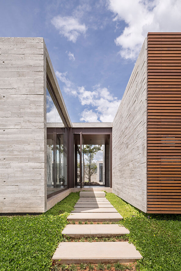 Casa Contemporânea em Brasília por ArqBr 007 ©Joana Franca Fachada Concreto + Madeira + Vidro