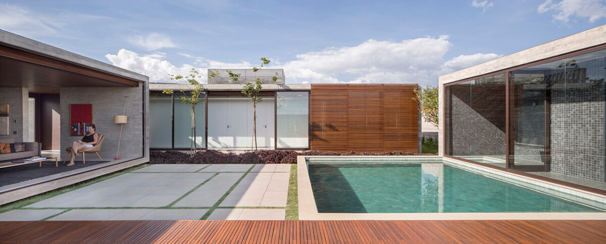 Casa Contemporânea em Brasília por ArqBr 012 ©Joana Franca Piscina Concreto Madeira + Vidro + Deck