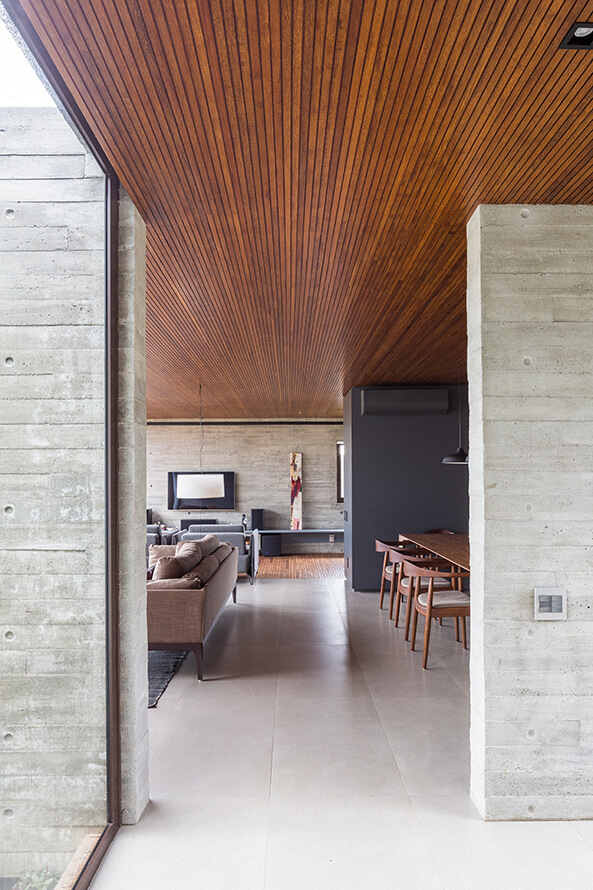 Casa Contemporânea em Brasília por ArqBr 019 ©Haruo Mikami Sala de Estar forro de madeira + parade concreto