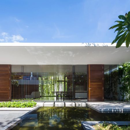 Casa Moderna + Jardim no Vietnã por MIA Design Studio 002 Fachada Jardim e Espelho d'água