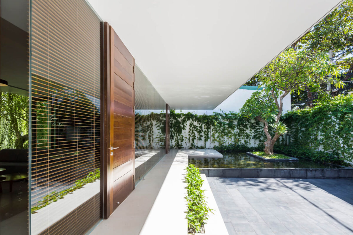 Casa Moderna + Jardim no Vietnã por MIA Design Studio 003 Fachada