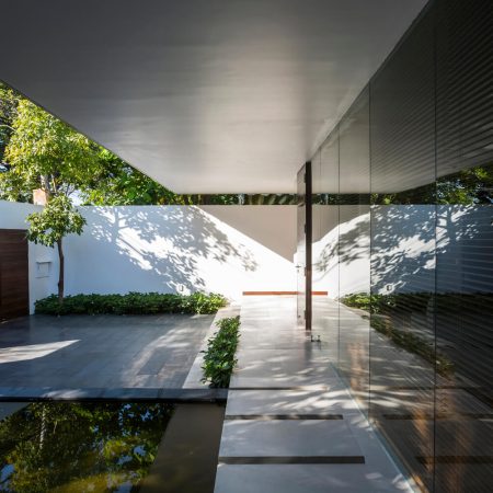 Casa Moderna + Jardim no Vietnã por MIA Design Studio 004 Fachada Jardim e Espelho d'água