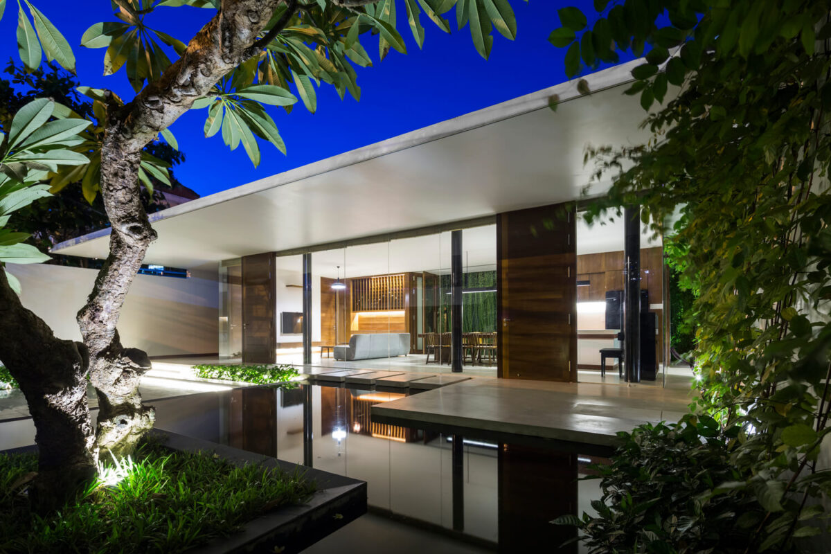 Casa Moderna + Jardim no Vietnã por MIA Design Studio 005 Fachada Jardim e Espelho d'água