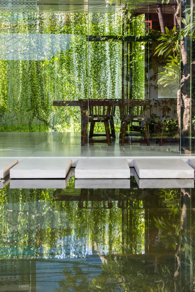 Casa Moderna + Jardim no Vietnã por MIA Design Studio 006 Espelho D'água + Jardim