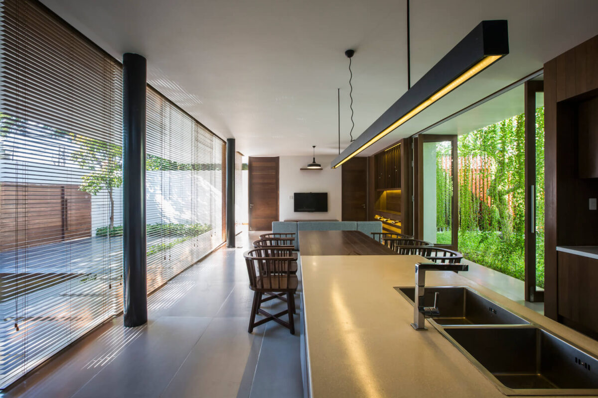 Casa Moderna + Jardim no Vietnã por MIA Design Studio 007 Cozinha Contemporânea Ilha