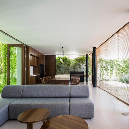 Casa Moderna + Jardim no Vietnã por MIA Design Studio 009 Sala de Estar