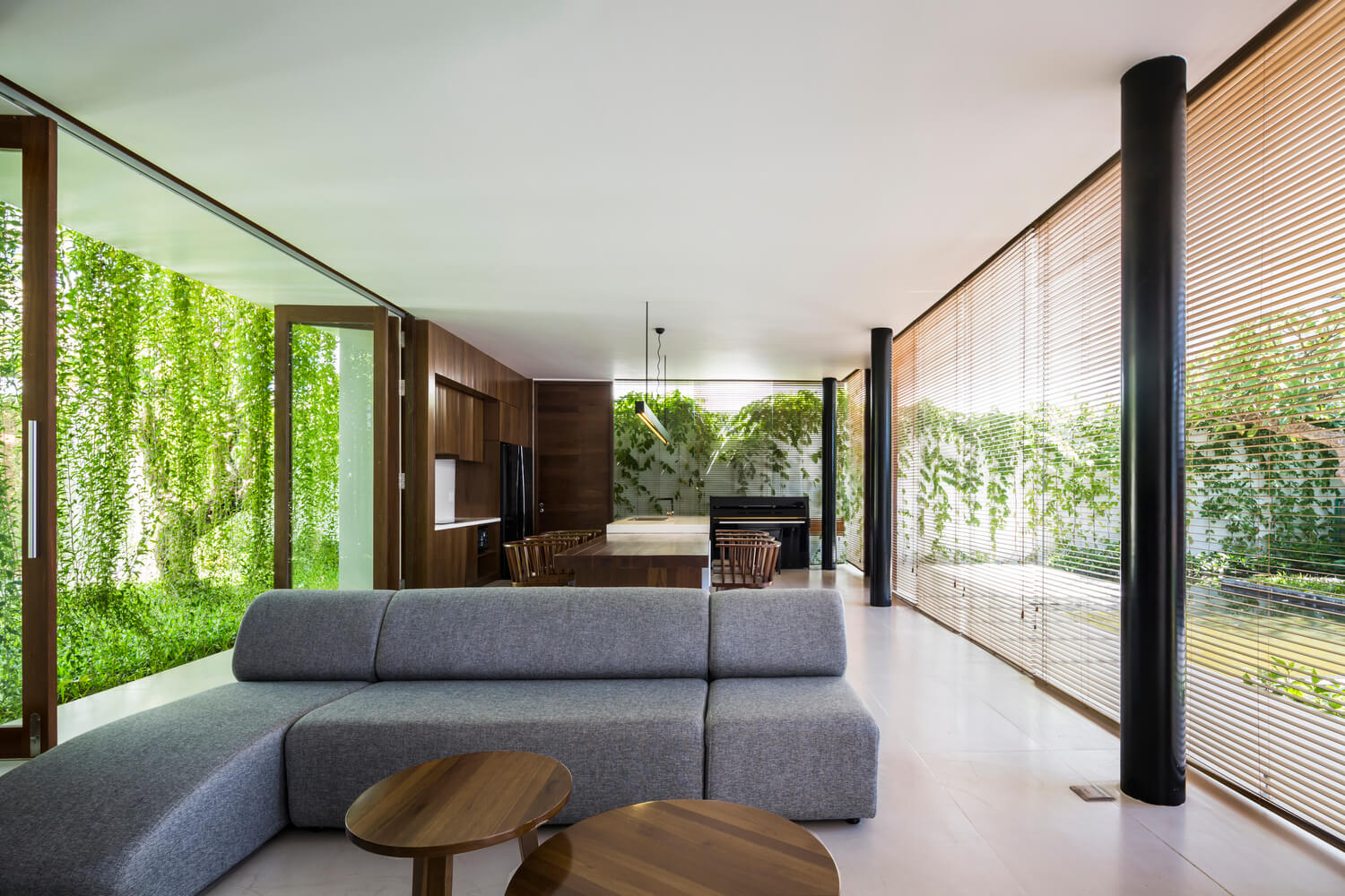 Casa Moderna + Jardim no Vietnã por MIA Design Studio 009 Sala de Estar