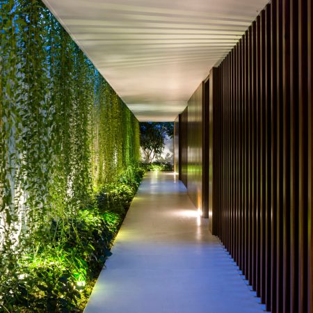 Casa Moderna + Jardim no Vietnã por MIA Design Studio 010 Corredor Acesso a Sala e Quartos