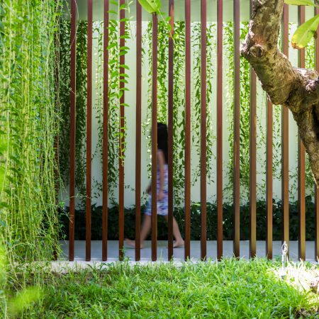 Casa Moderna + Jardim no Vietnã por MIA Design Studio 013 Jardim com Corredor