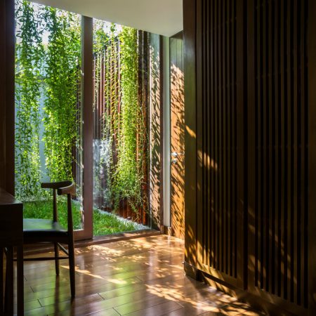 Casa Moderna + Jardim no Vietnã por MIA Design Studio 015 Quarto com Piso de Madeira e Jardim