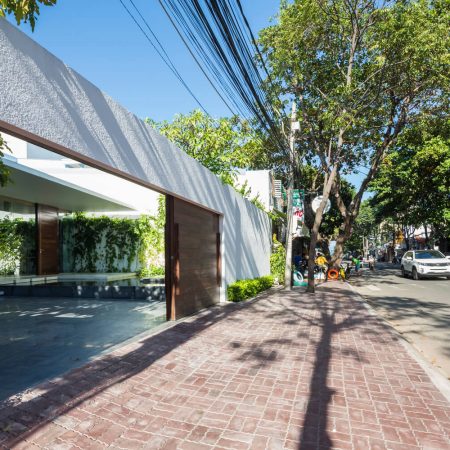 Casa Moderna + Jardim no Vietnã por MIA Design Studio 019 Fachada Rua