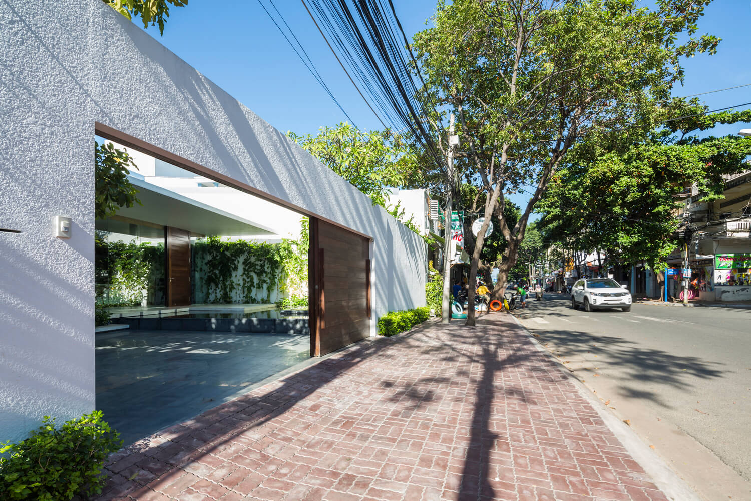 Casa Moderna + Jardim no Vietnã por MIA Design Studio 019 Fachada Rua
