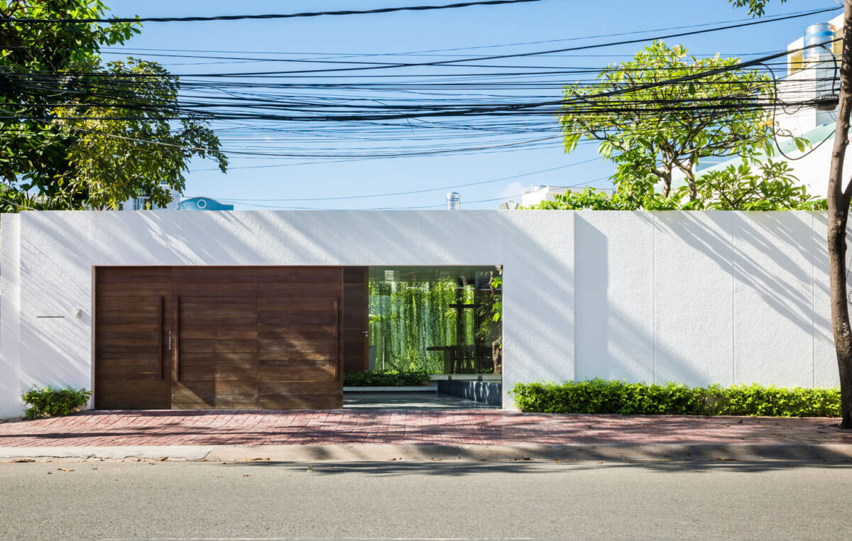Casa Moderna + Jardim no Vietnã por MIA Design Studio 020 Fachada Rua