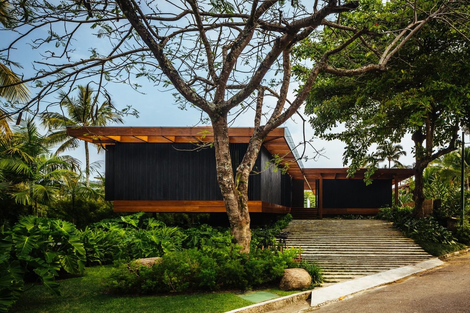 Casa de Praia em Paraty Rio de Janeiro por Jacobsen Arquitetura 001 Fachada Madeira Carbonizada