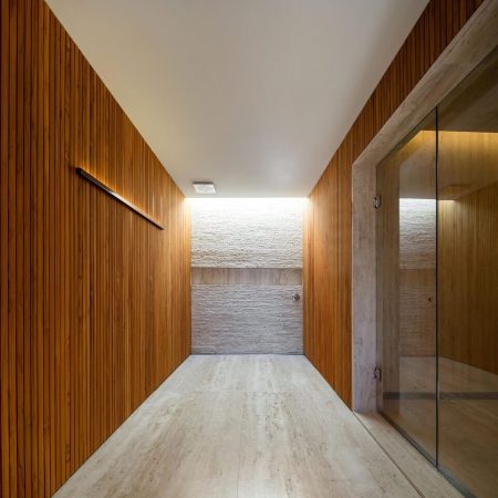 Casa Moderna em São Paulo por Studio mk27 Madeira e Concreto 043 Corredor + Madeira + Concreto