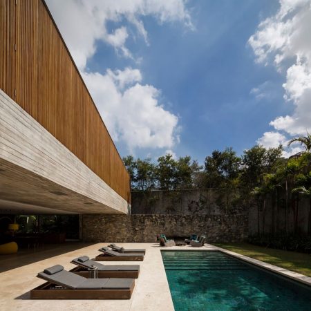 Casa Moderna em São Paulo por StudioMK27 - Casa dos Ipês 004 Fachada + Concreto + Madeira + Pedras