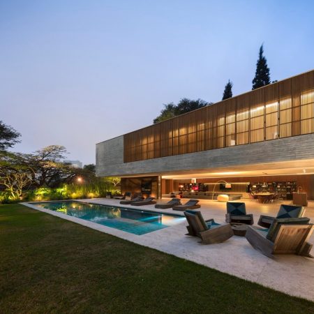 Casa Moderna em São Paulo por StudioMK27 - Casa dos Ipês 007 Fachada + Concreto + Madeira + Pedras