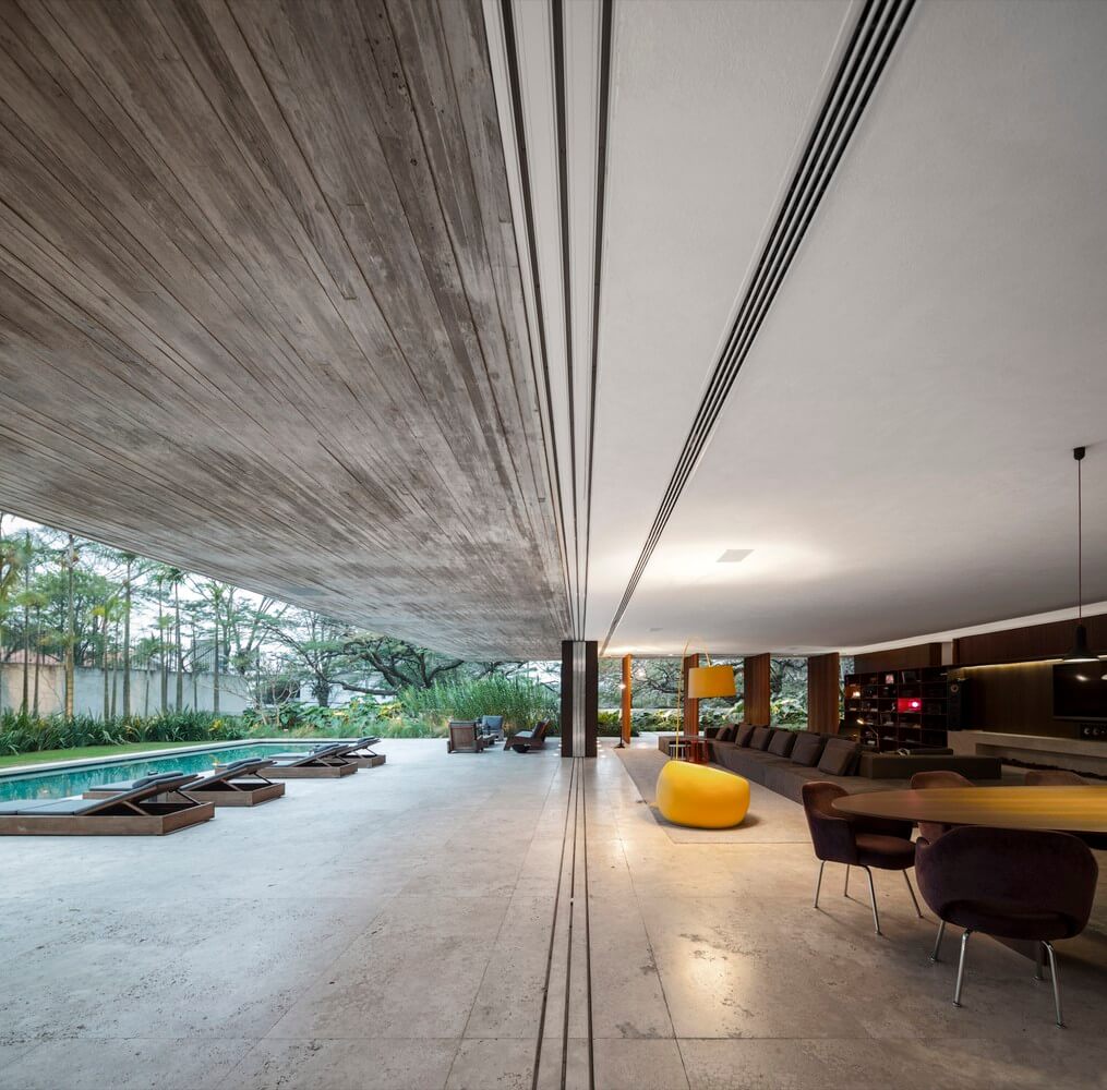 Casa Moderna em São Paulo por StudioMK27 - Casa dos Ipês 011 Portas de Correr + Sala de Estar + Laje Concreto