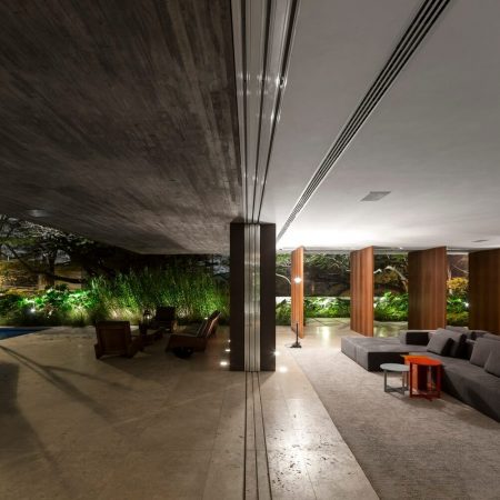 Casa Moderna em São Paulo por StudioMK27 - Casa dos Ipês 012 Portas de Correr + Sala de Estar + Laje Concreto