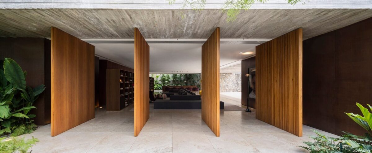 Casa Moderna em São Paulo por StudioMK27 - Casa dos Ipês 020 Fachada + Concreto + Porta Madeira + Pedras