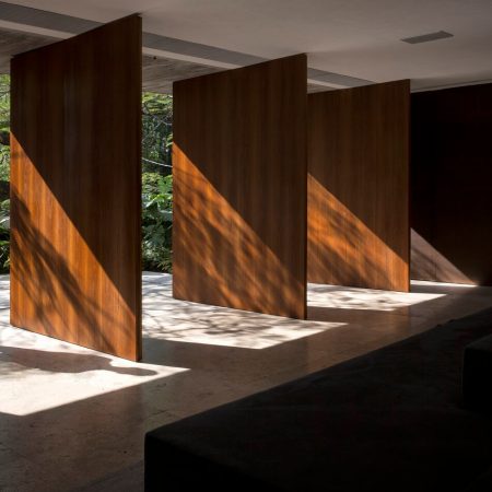Casa Moderna em São Paulo por StudioMK27 - Casa dos Ipês 021 Portas de Madeira Pivotante + Sala de Estar