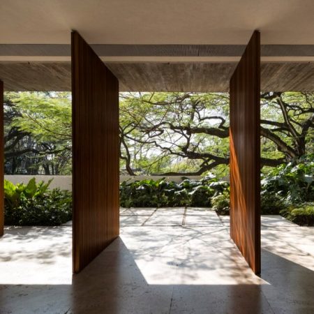 Casa Moderna em São Paulo por StudioMK27 - Casa dos Ipês 023 Portas de Madeira Pivotante + Sala de Estar