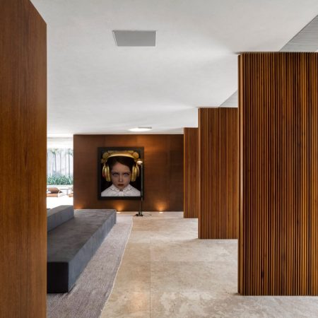 Casa Moderna em São Paulo por StudioMK27 - Casa dos Ipês 024 Portas de Madeira Pivotante + Sala de Estar