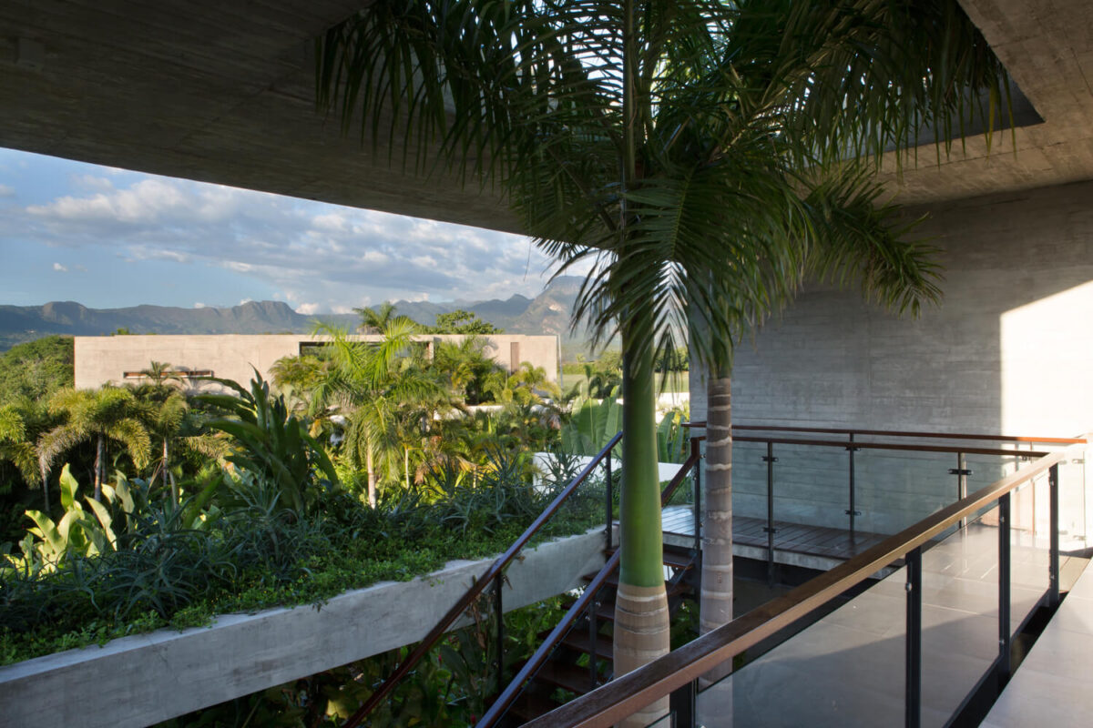Casa Moderna na Mata Colombiana por Alberto Burckhard + Carolina Echeverri 002 Escada