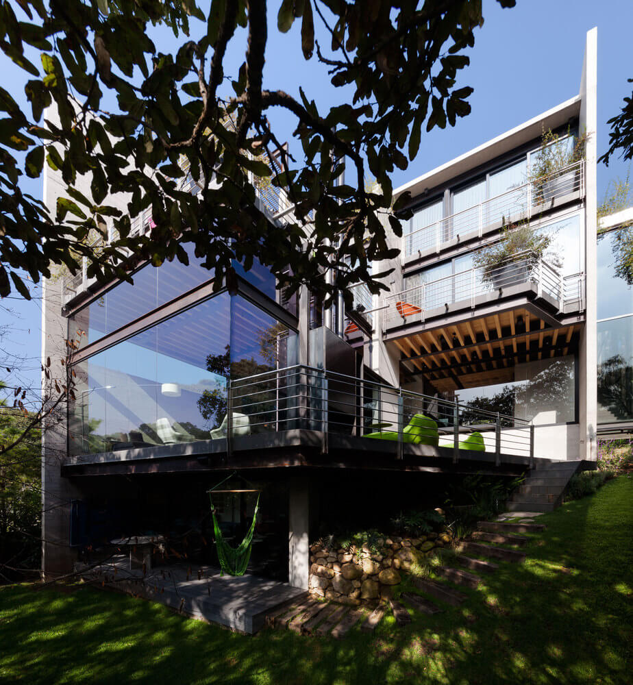 Casa no bosque na Cidade do México por Grupoarquitectura 002 Fachada + Metal + Vigas de + Vidro + Bosque