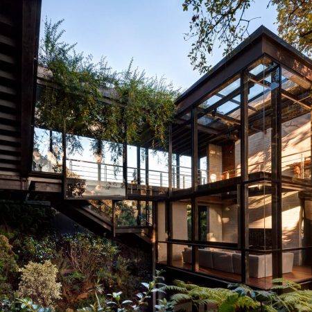 Casa no bosque na Cidade do México por Grupoarquitectura 004 Fachada + Metal + Vigas de + Vidros + Bosque
