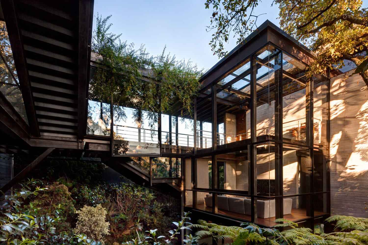 Casa no bosque na Cidade do México por Grupoarquitectura 004 Fachada + Metal + Vigas de + Vidros + Bosque