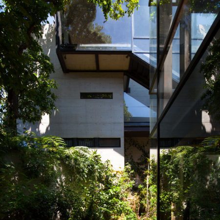 Casa no bosque na Cidade do México por Grupoarquitectura 008 Fachada + Escada + Vidros
