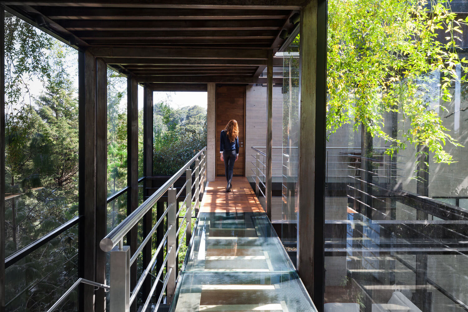 Casa no bosque na Cidade do México por Grupoarquitectura 009 Corredor + Piso de Vidro + Escada + Aço